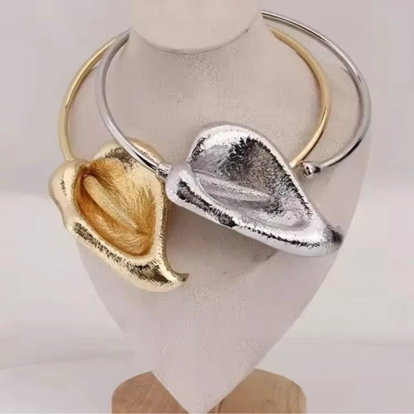 Horseshoe Lotus Gold Bangle Flower Necklace - Picture 1 of 7